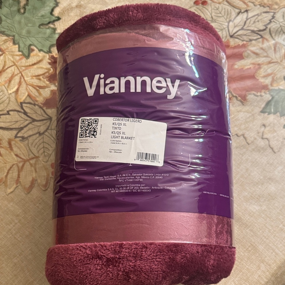 Vianney Queen Size Burgundy Blanket
